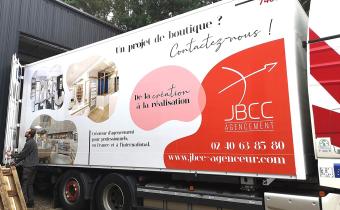Désormais 2 nouveaux camions arborant fièrement les couleurs de JBCC sillonnent les routes de France ! Toute l’expertise et le savoir-faire JBCC au service de nos clients.